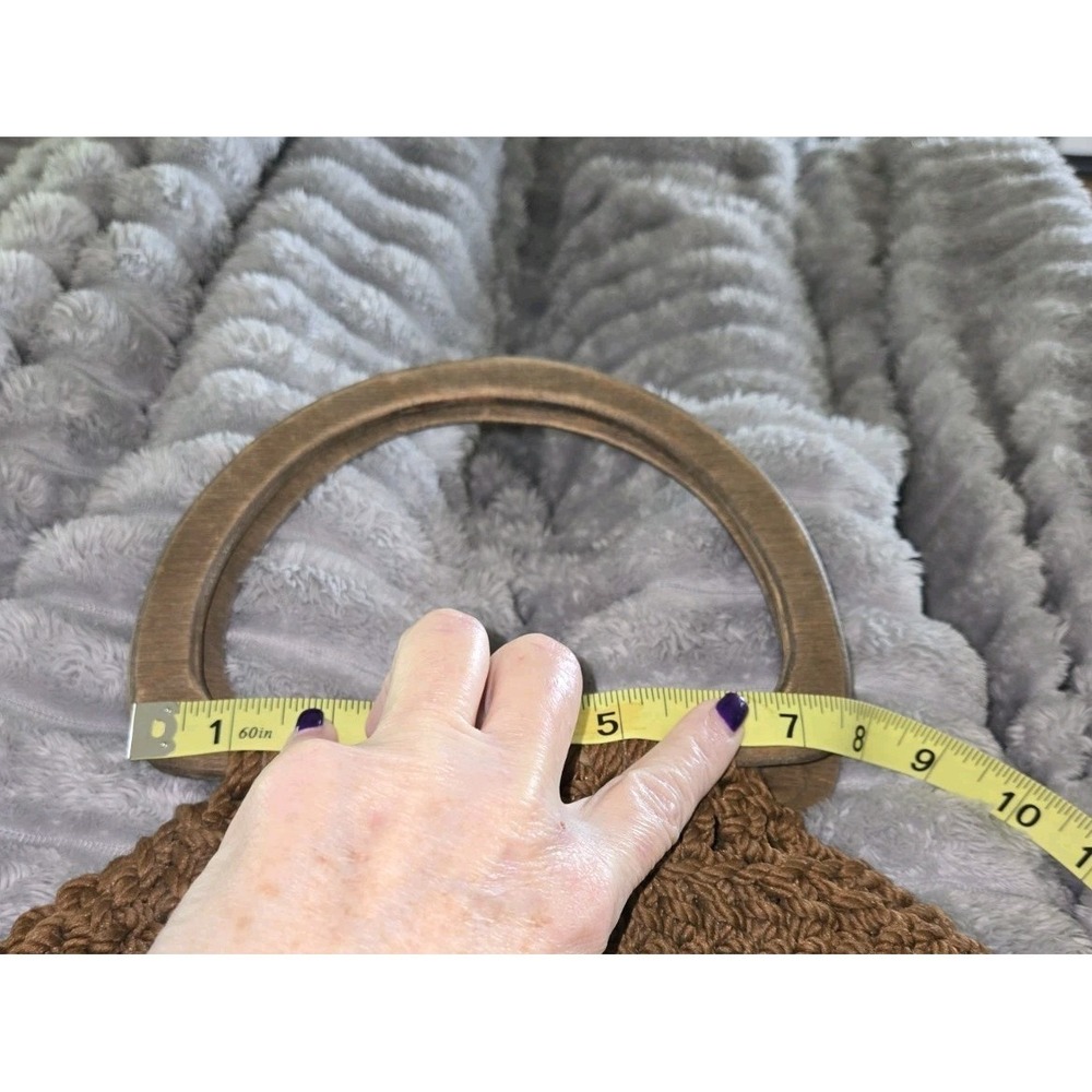 VINTAGE‎ Hand-made Brown Crocheted Macrame Purse Wooden Handles And Beads BOHO - Picture 9 of 10